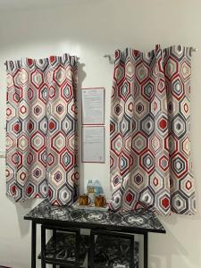 duas cortinas numa parede ao lado de uma mesa em Fil's Resort em Moalboal