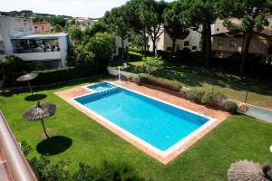 Bazén v ubytování Les Pites I 2n 2a Bonito apartamento con terraza nebo v jeho okolí