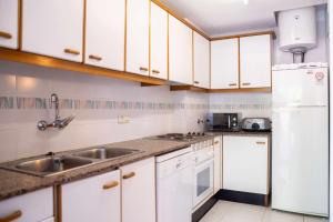 Kuchyň nebo kuchyňský kout v ubytování Les Pites I 2n 2a Bonito apartamento con terraza