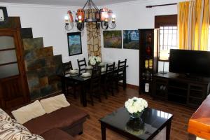 sala de estar con sofá y mesa en Casa Rural Caminito del Rey en Alora
