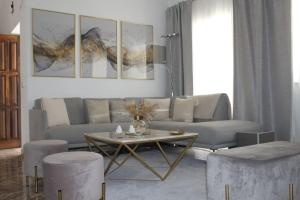 Gallery image of Villaricardo_azeitao Moradia moderna para 9 guests in Azeitao