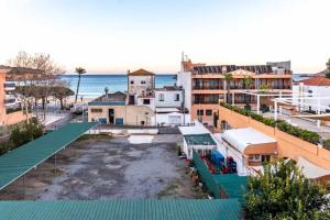an aerial view of a city with the ocean at Isard 4 bis Apartamento junto a la playa in Franciach