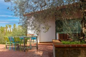 een tafel en stoelen voor een huis bij Casa Rural Caminito del Rey in Alora