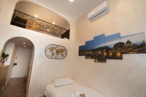 sypialnia z łóżkiem i obrazem na ścianie w obiekcie POPOLO PEN 56 Apartament w Rzymie +24 zdjęcia