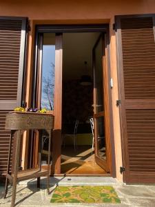 uma porta aberta para um quarto com uma mesa e uma janela em Il cantuccio em Ivrea