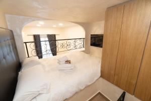 Łóżko lub łóżka w pokoju w obiekcie POPOLO PEN 56 Apartament