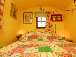 Llit o llits en una habitació de Little Worsley and The Shepherds Hut