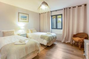 ein Schlafzimmer mit zwei Betten und einem Fenster in der Unterkunft Referta House in Prazeres