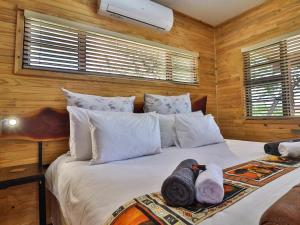 1 dormitorio con 1 cama con toallas en Marloth Kruger View, en Marloth Park