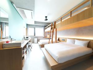 Rakuten STAY naha-tomarifuto bunk bed room في ناها: غرفة نوم بسريرين بطابقين ومغسلة