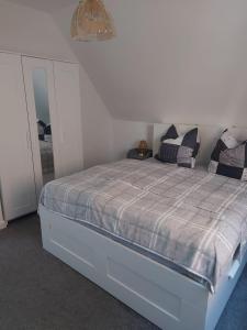 1 dormitorio con 1 cama con marco azul en Ferienhaus Cissy en Lübeck