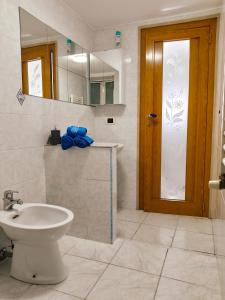 W łazience znajduje się toaleta, umywalka i lustro. w obiekcie Relux w mieście Bari