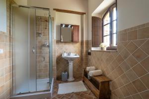 un baño con ducha y lavabo en Podere Fossaccio Casa Pino, en Asciano 40 fotos más