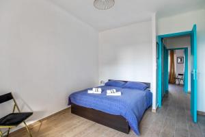 Lova arba lovos apgyvendinimo įstaigoje Comfortable flat with seaview terrace in Toulon - Welkeys