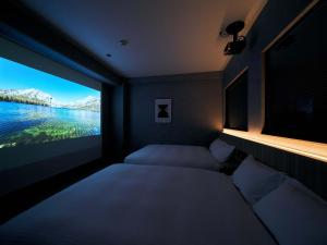那霸的住宿－Rakuten STAY naha-tomarifuto 7F Twin Room，一间卧室设有大窗户,享有水景