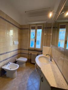 een badkamer met een toilet en een wastafel bij FURLE - 6 posti letto in zona centrale in San Vincenzo