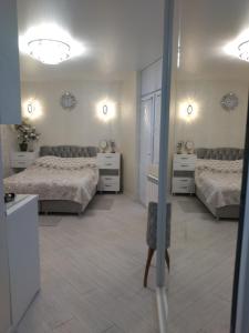巴統的住宿－Квартира студия в Батуми，一间带两张床和两个梳妆台的卧室