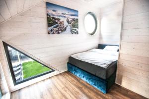 una camera da letto in una casetta con un letto di Royal Palm Mielno a Mielno Altre 22 foto