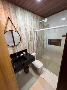 y baño con lavabo, aseo y espejo. en Casa de Temporada - Barra de São Miguel en Barra de São Miguel