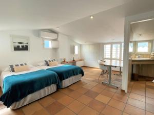 una camera con letto, scrivania e tavolo di MATILLA - Apartamento con parquin a Cadaqués