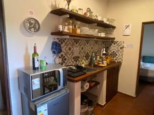 una pequeña cocina con encimera y microondas en IBL Guest House en Loreto