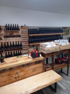 un negozio pieno di bottiglie di vino di Azienda Agricola Agriturismo I Sei Petali a Capo di Ponte
