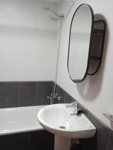 bagno con lavandino e specchio di Loft nuevo a Pontevedra