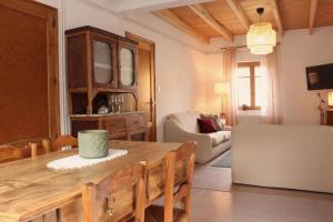 a living room with a wooden table and a couch at Casa Rural Tío Samuel in Fresno de la Vega