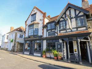 un edificio al costado de una calle en Altair, en Freshwater