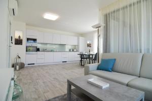 un soggiorno con divano e tavolo di Palm Garden Apartment 1 a Mikulov