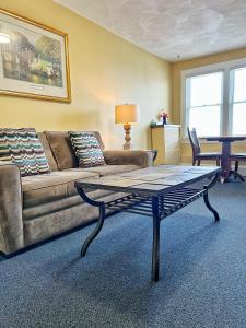 uma sala de estar com um sofá e uma mesa de centro em Winthrop Arms Hotel Restaurant Logan Airport em Winthrop