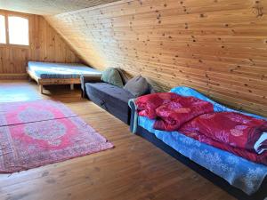 Habitación con cama y sofá en una habitación en Kõrtsimaja, en Myza Kastre