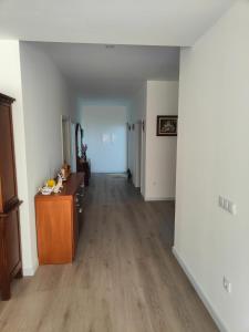 um corredor de um quarto vazio com piso de madeira em Quinta de Basto House em Felgueiras