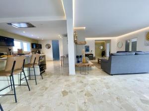 un soggiorno e una cucina con divano e tavolo di Albir & Relax Holiday Villa a Alfaz del Pi