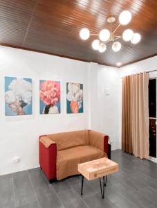 ein Wohnzimmer mit einem Sofa und Gemälden an der Wand in der Unterkunft Das Haus 