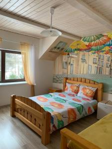 een slaapkamer met een bed met parasols aan de muur bij Pogar Inn in Slavske