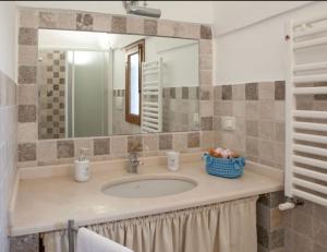 A bathroom at Masseria I Raffi b&b