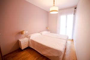 sypialnia z dwoma łóżkami i oknem w obiekcie Castellon Ribalta Apartments - Parking disponible - Factura a Empresas w mieście Castellón de la Plana