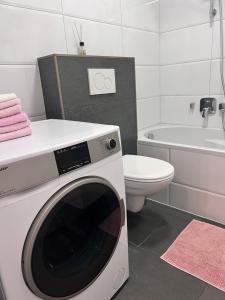 Ένα μπάνιο στο Family Apartment +14 φωτογραφίες