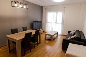 sala de estar con mesa y sofá en Castellon Ribalta Apartments - Parking disponible, en Castellón de la Plana