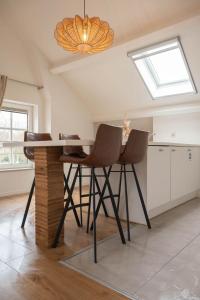 cocina con mesa y sillas en una habitación en Huize Nassau, en Zelem