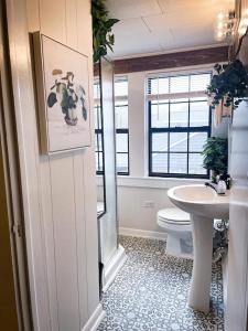 een badkamer met een toilet en een wastafel bij 12. Historic Turret House established in 1937 in Boaz