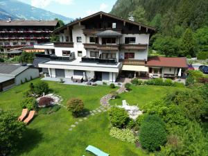 una vista aerea di una casa con giardino di Hotel Garni Erler a Mayrhofen