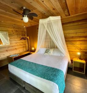 Schlafzimmer mit einem Bett mit Moskitonetz in der Unterkunft Eden Jungle Lodge in Bocas del Toro
