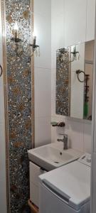 巴統的住宿－Квартира студия в Батуми，一间带水槽和镜子的浴室