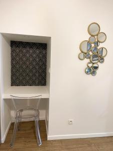 a table and a chair in a room with a wall at Quartier historique - Coeur de Ville - Idéal Couple in Pau