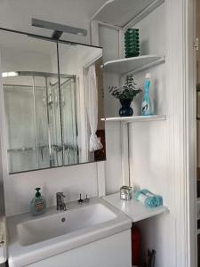奧勒松的住宿－Cozy, Central, Ocean View，一间带水槽和镜子的浴室