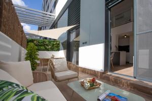 a living room with a couch and a table at SingularStays Arena in Valencia