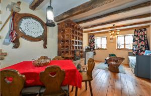 une salle à manger avec une table et des chaises rouges dans l'établissement 2 Bedroom Cozy Home In Hrastovica, 