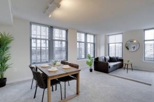 Prime Location Retreat Close to DC and Metro的休息区